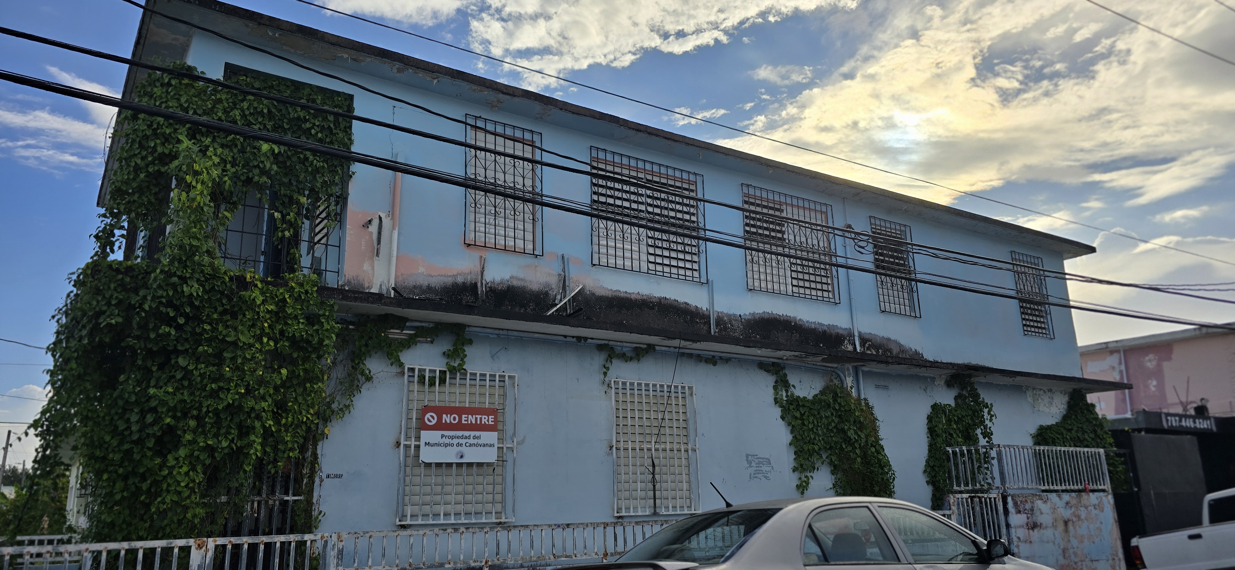 Propiedad declarada estorbo público Municipio de Canóvanas Puerto Rico edificio abandonado letrero municipal