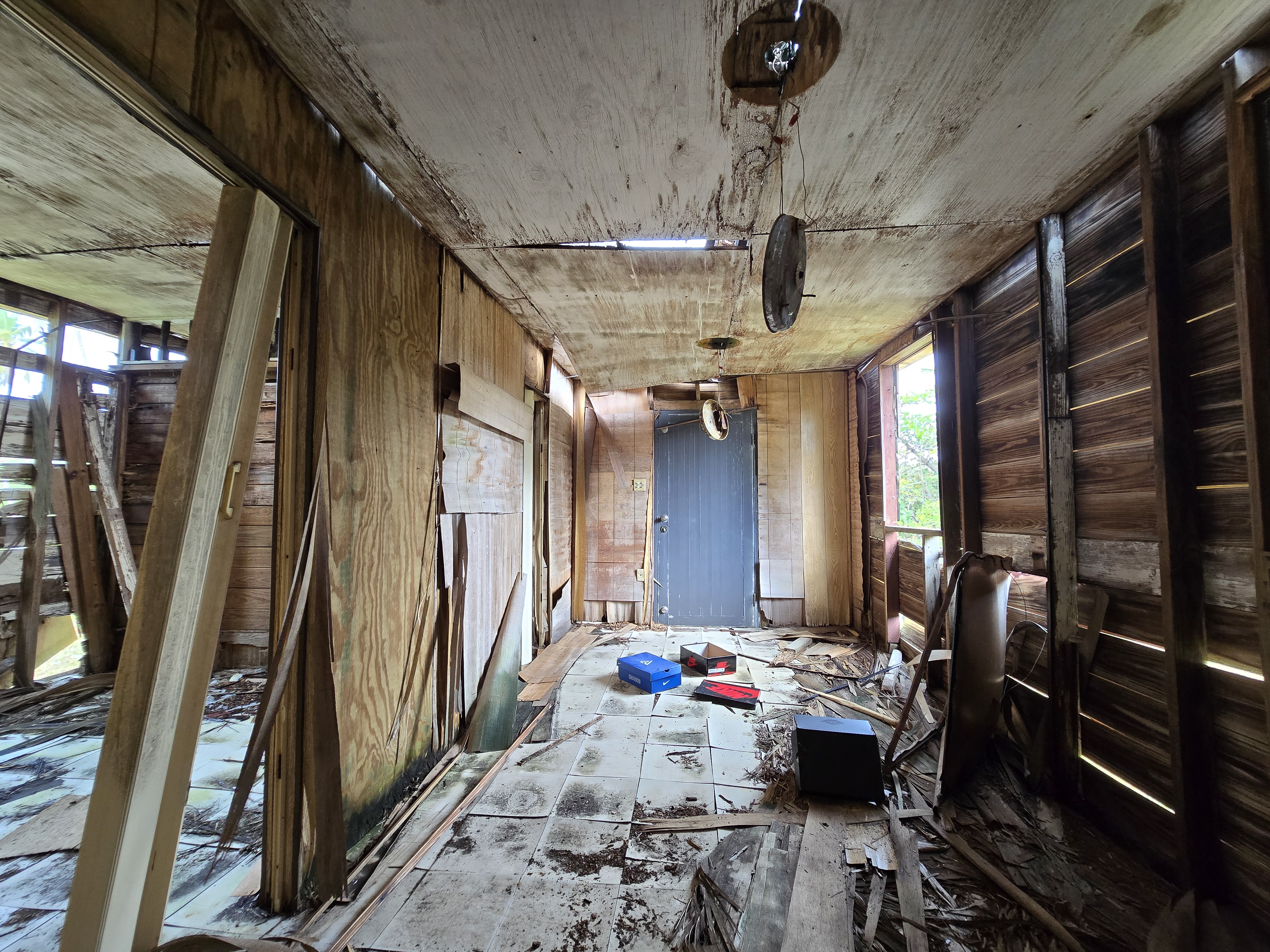 Interior propiedad abandonada San Lorenzo Puerto Rico estructura deteriorada techo dañado madera