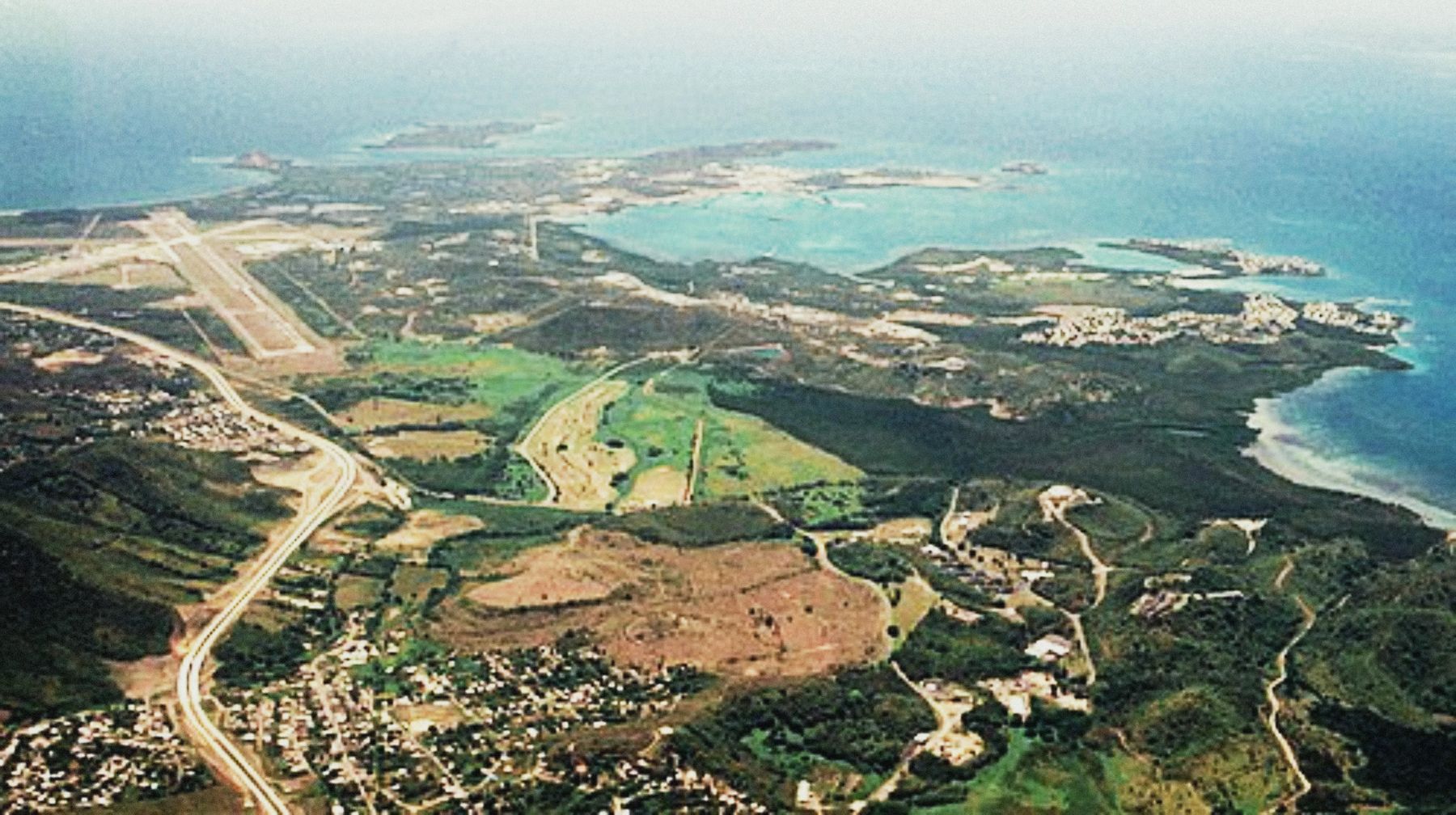 Vista aérea histórica de la base, con la pista a la izquierda y la costa al fondo