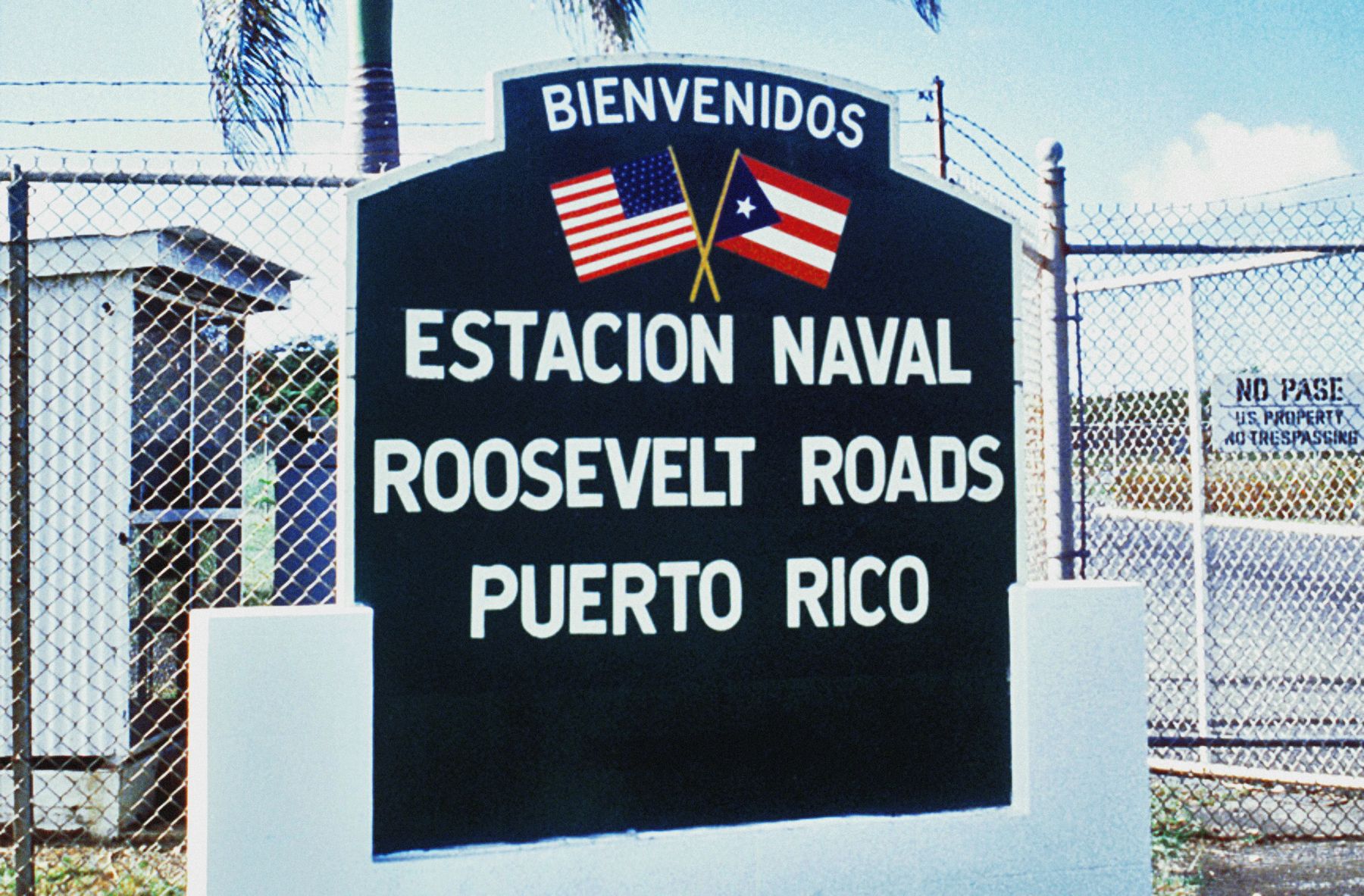 Letrero de entrada: Bienvenidos, Estación Naval Roosevelt Roads, Puerto Rico