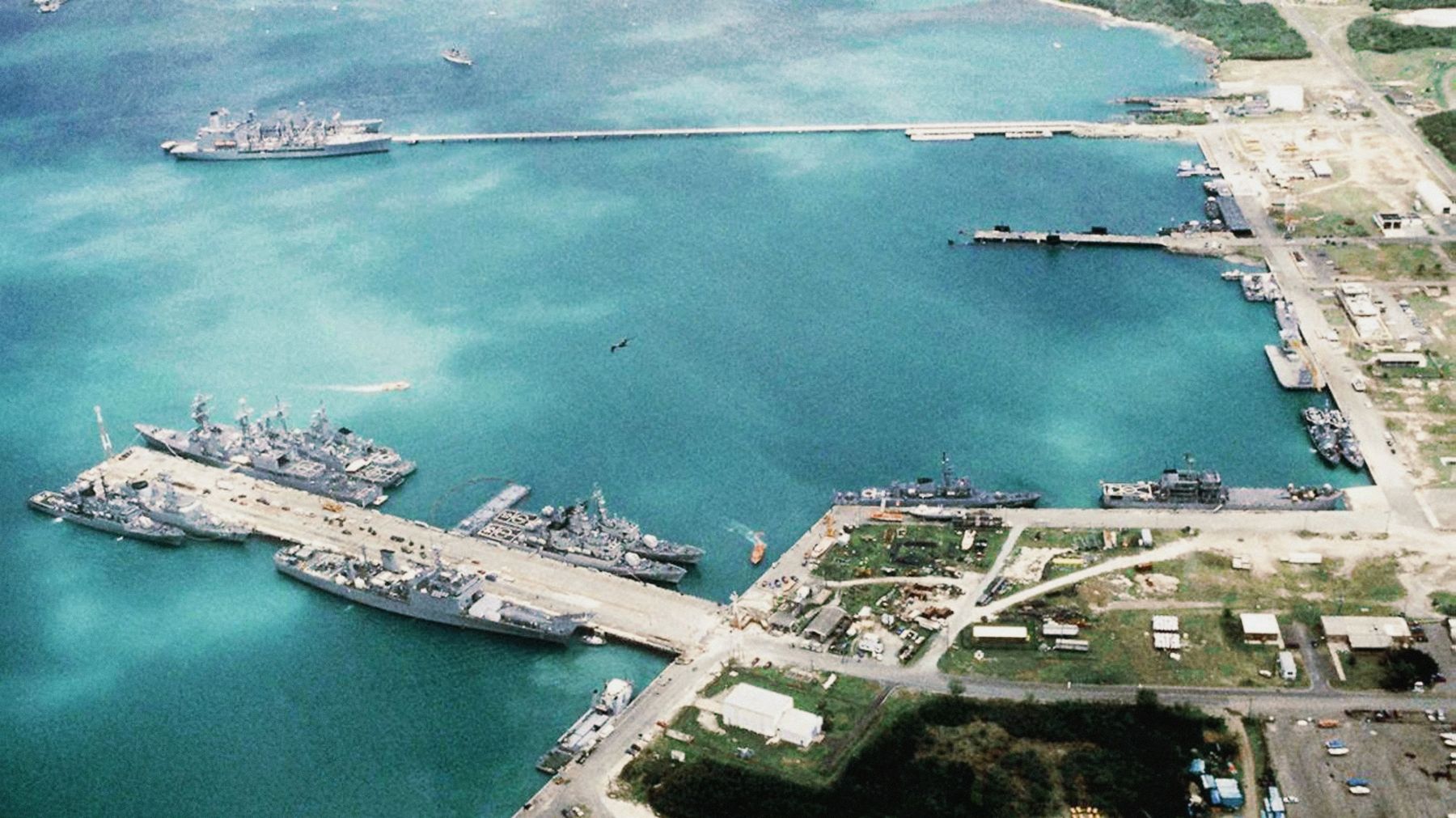 Vista aérea de los muelles con buques de la Marina atracados