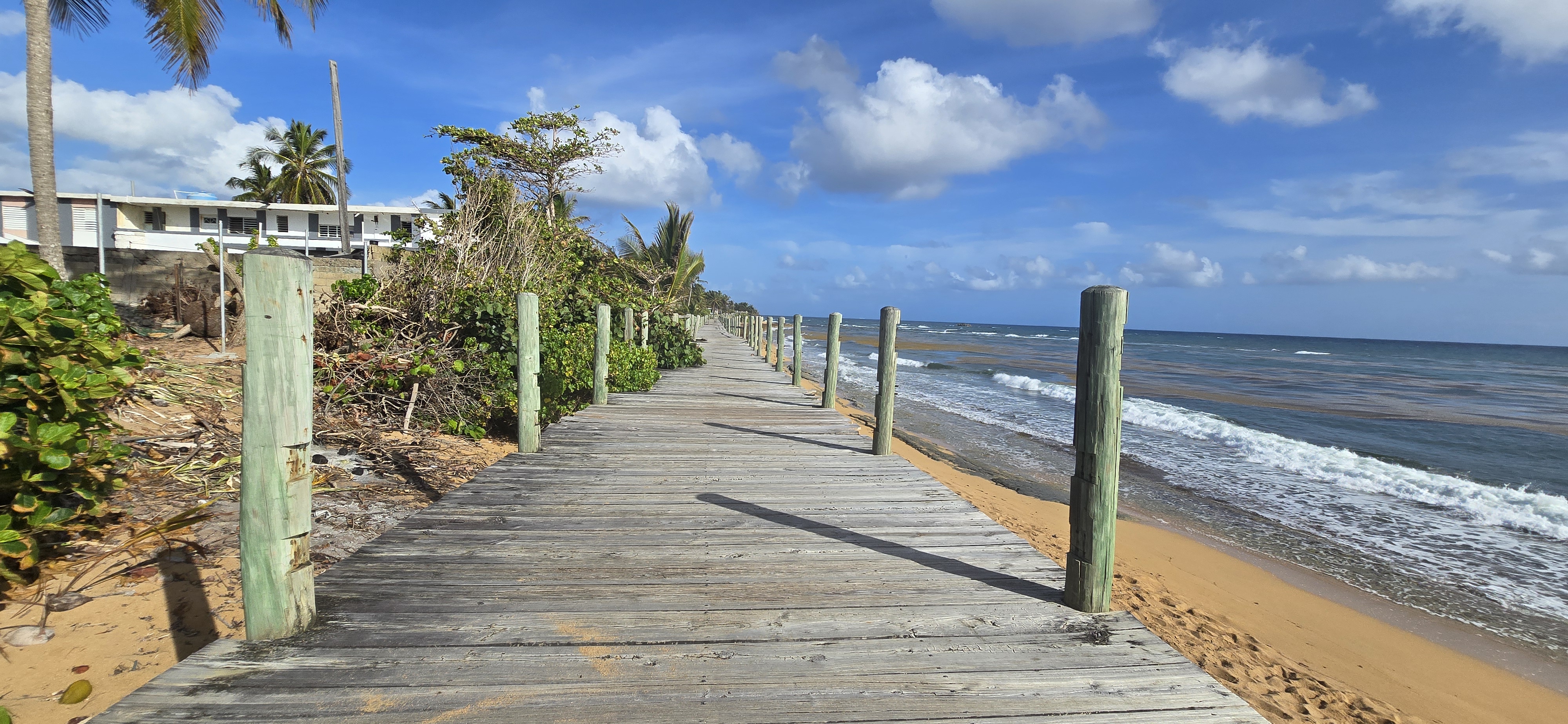 Paseo Lineal Roberto Clemente Walker en Loíza con tablas deterioradas y riel roto junto a la playa