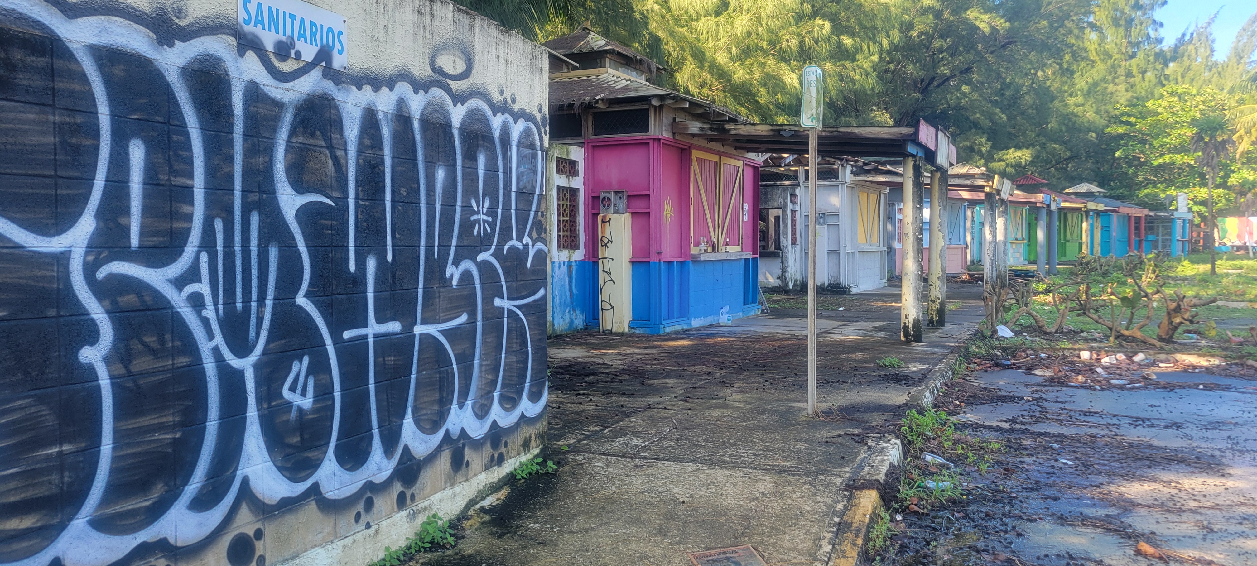 Graffiti en pared de sanitarios junto a quioscos abandonados en Loíza Puerto Rico corredor costero