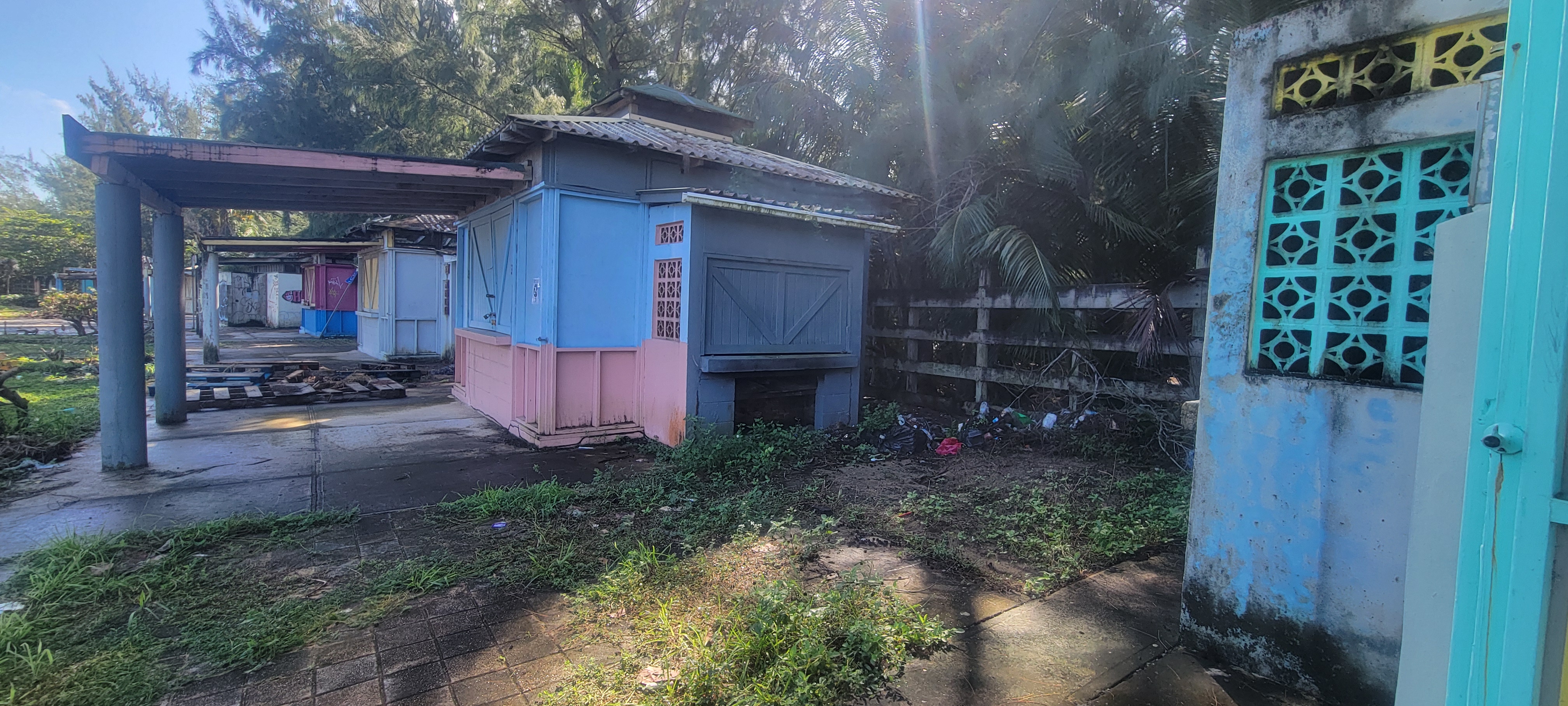 Quioscos deteriorados en el corredor costero de Loíza Puerto Rico con basura acumulada y estructuras en estado de abandono