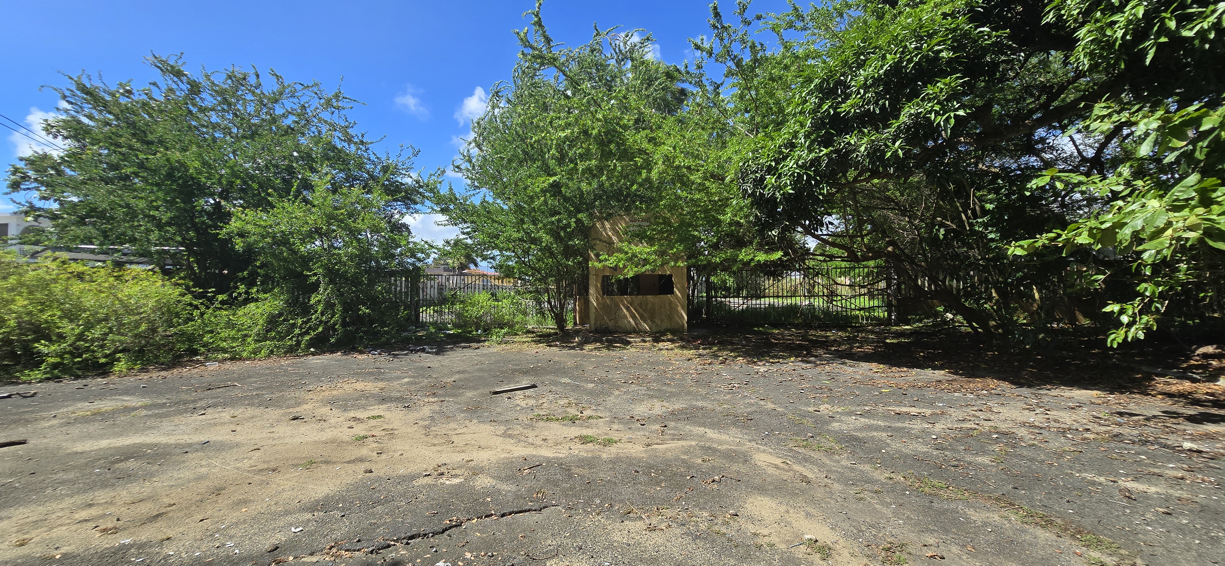 Vista exterior del Centro Vacacional de Loíza con estructura deteriorada entre vegetación densa
