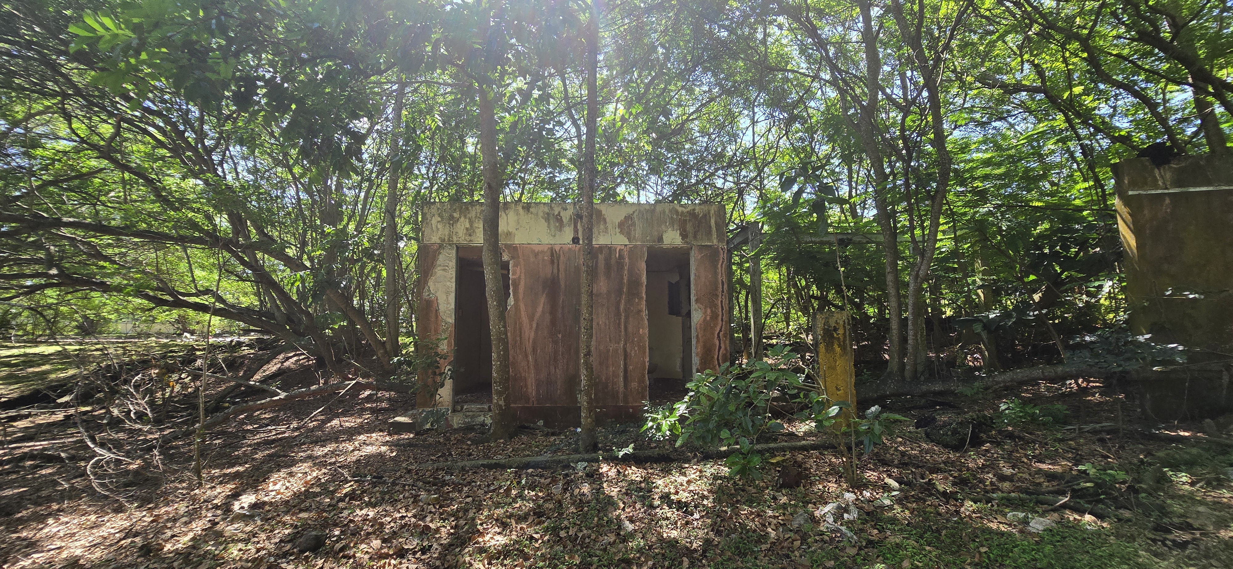 Interior de habitación del Centro Vacacional de Loíza con escombros y ventanas sin cristales