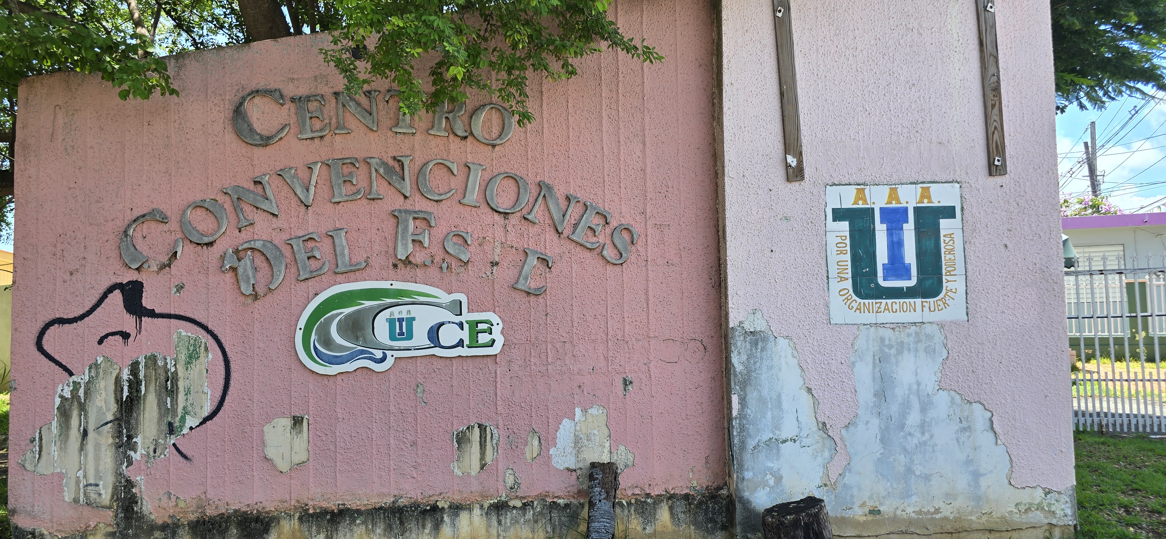 Centro de Convenciones del Este Loíza Puerto Rico abandonado letrero deteriorado