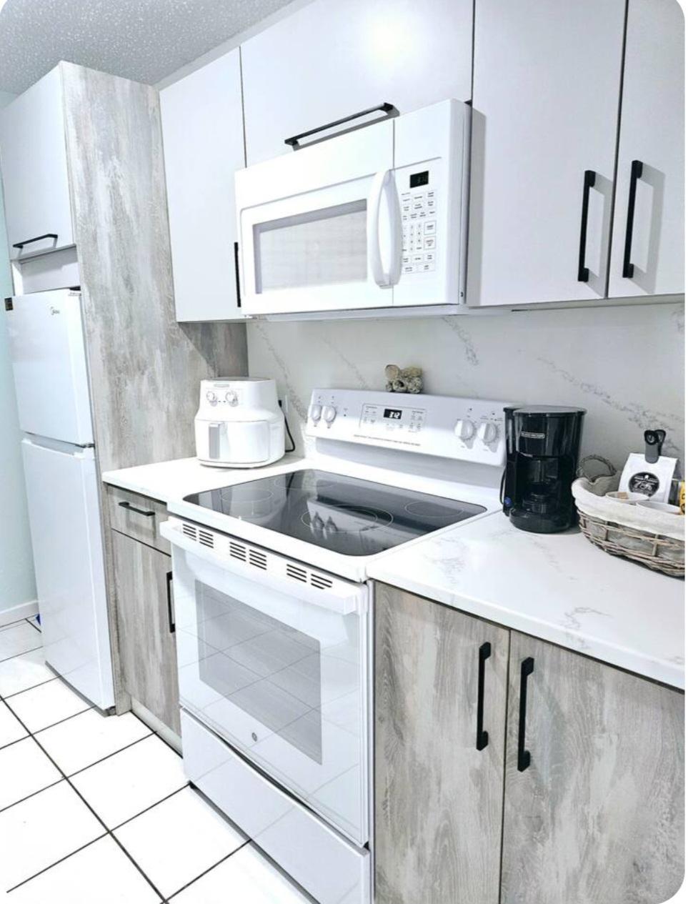 Cocina moderna renovada de apartamento en Luquillo con gabinetes blancos y electrodomésticos