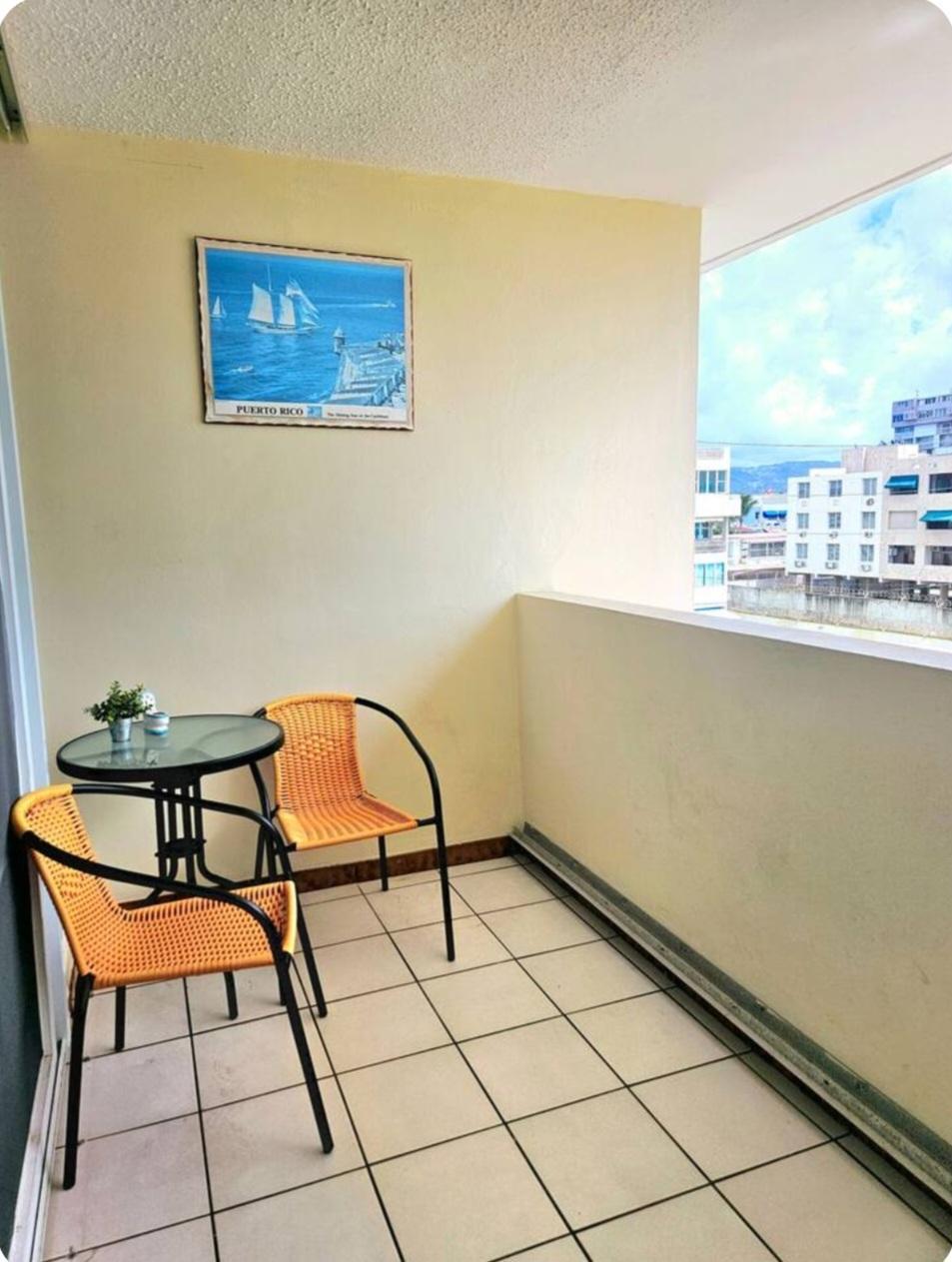 Balcón de apartamento en Luquillo Puerto Rico con sillas y mesa vista al exterior tercer piso